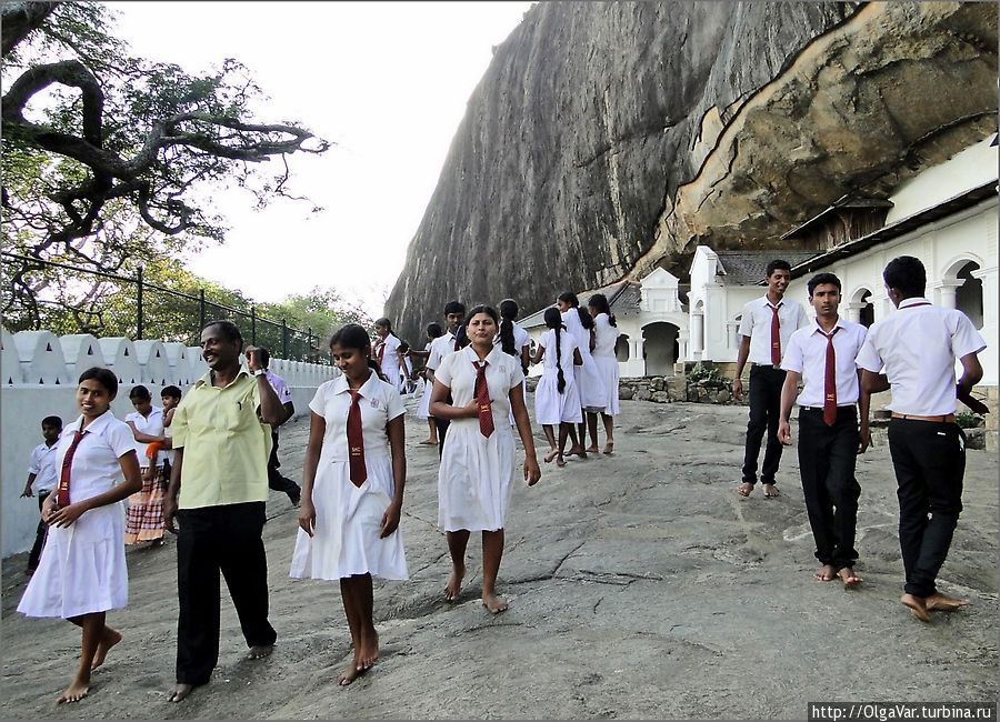 Среди паломников очень много учащихся. Распознать их можно по единой униформе. Дамбулла, Шри-Ланка