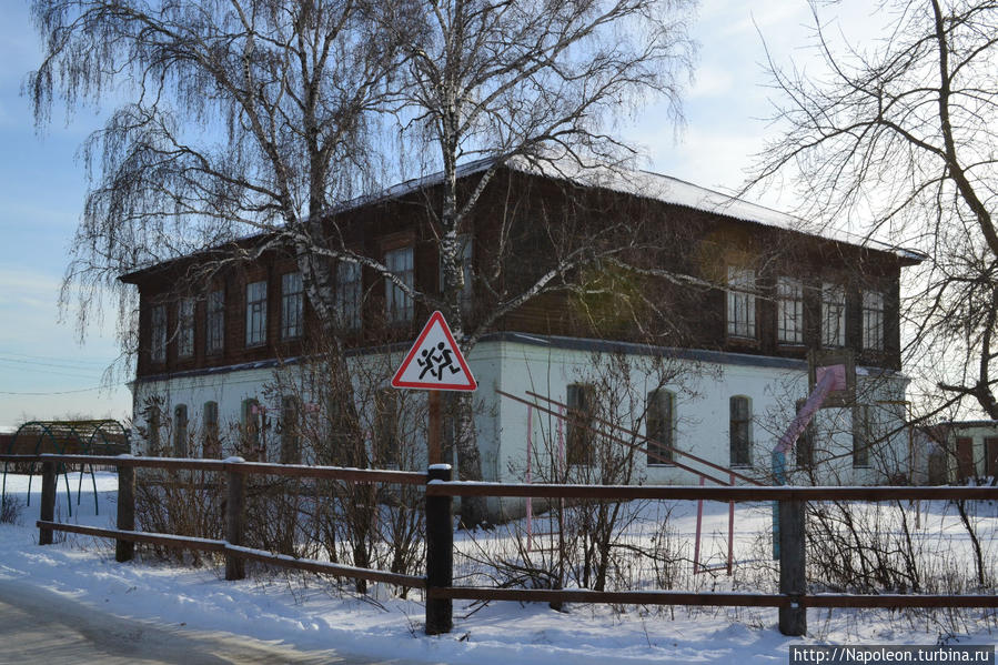 местная школа. Она же библиотека, она же администрация. Здание конца 19го века Солотча, Россия