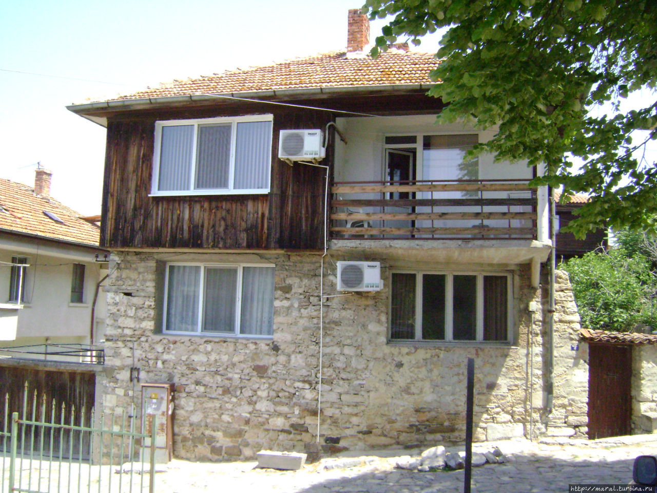 Двухэтажные дома XVIII—XIX веков и узкие кривые улочки придают Несебру особый шарм Несебр, Болгария