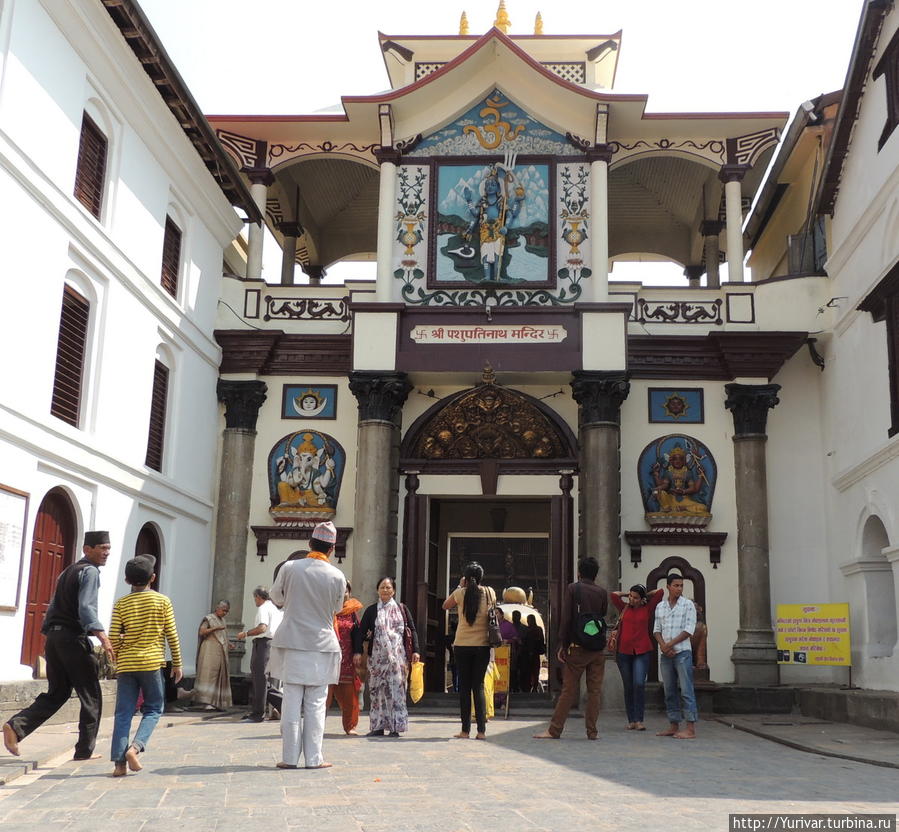 Главный вход в храм Пашупатинатх Катманду, Непал
