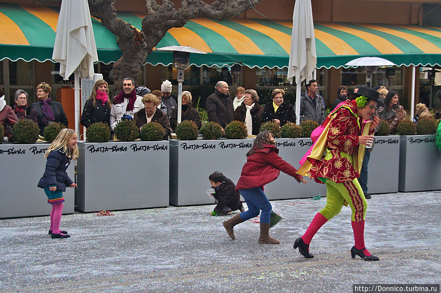 видя такую несправедливость и отсутствие быков, на торреро стали нападать дети из числа зрителей, накопившие к этому моменту солидный арсенал боеприпасов видя такую несправедливость и отсутствие быков, на торреро стали нападать дети из числа зрителей, накопившие к этому моменту солидный арсенал боеприпасов