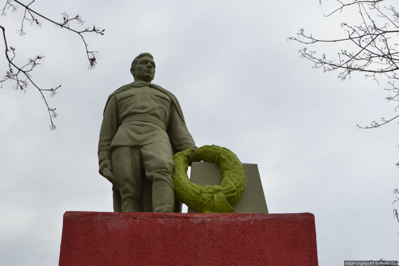 Памятник погибшим при бомбёжках на заводе Крекинг Саратов, Россия
