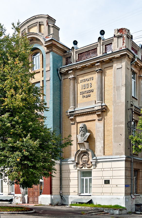 А здесь раньше был институт благородных девиц. А здесь раньше был институт благородных девиц.