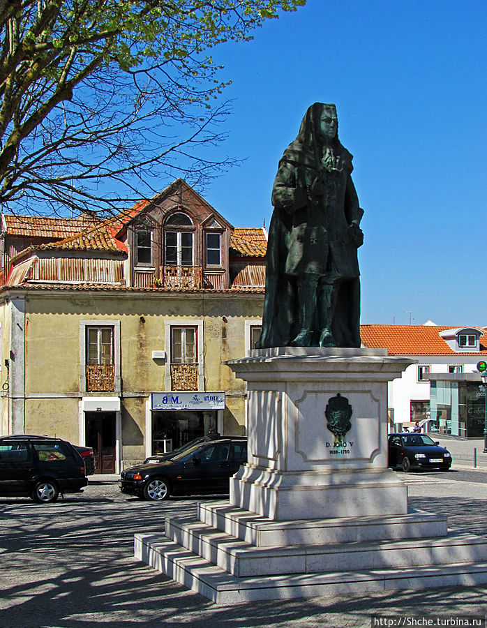 Памятник Жуану Пятому — основателю монастыря-дворца в Мафре на центральной полщади Мафра, Португалия