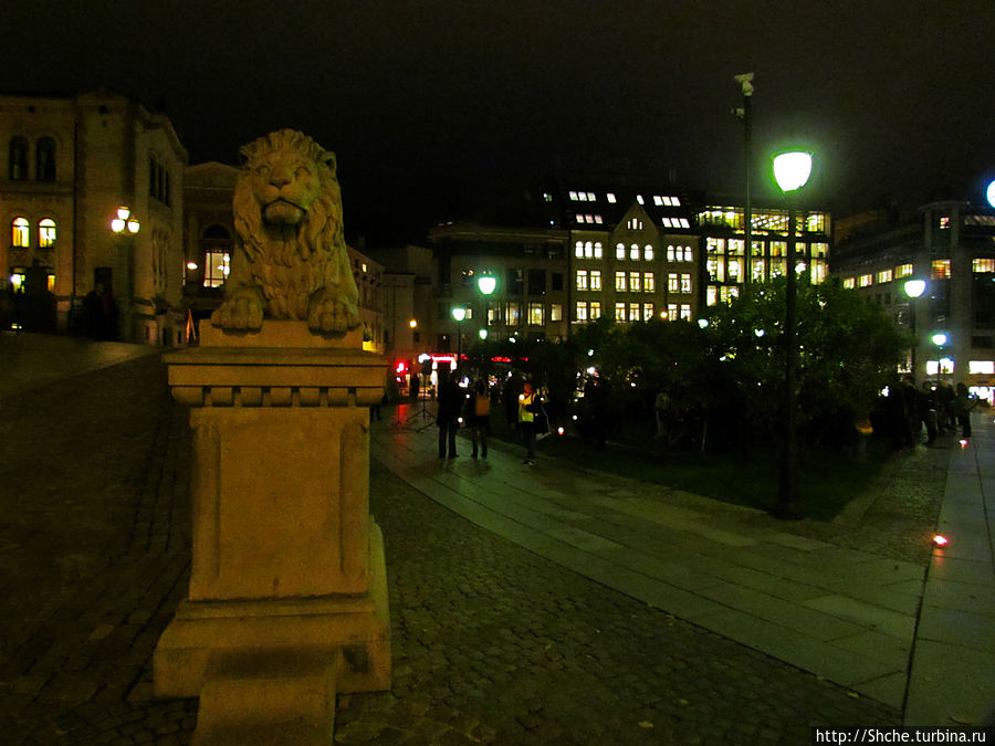 слева площадь перед парламентом Осло, Норвегия