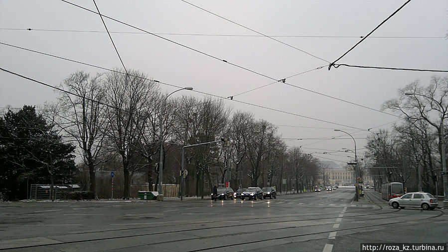 и с этой же точки видно Дворец Шенбрун и с этой же точки видно Дворец Шенбрун