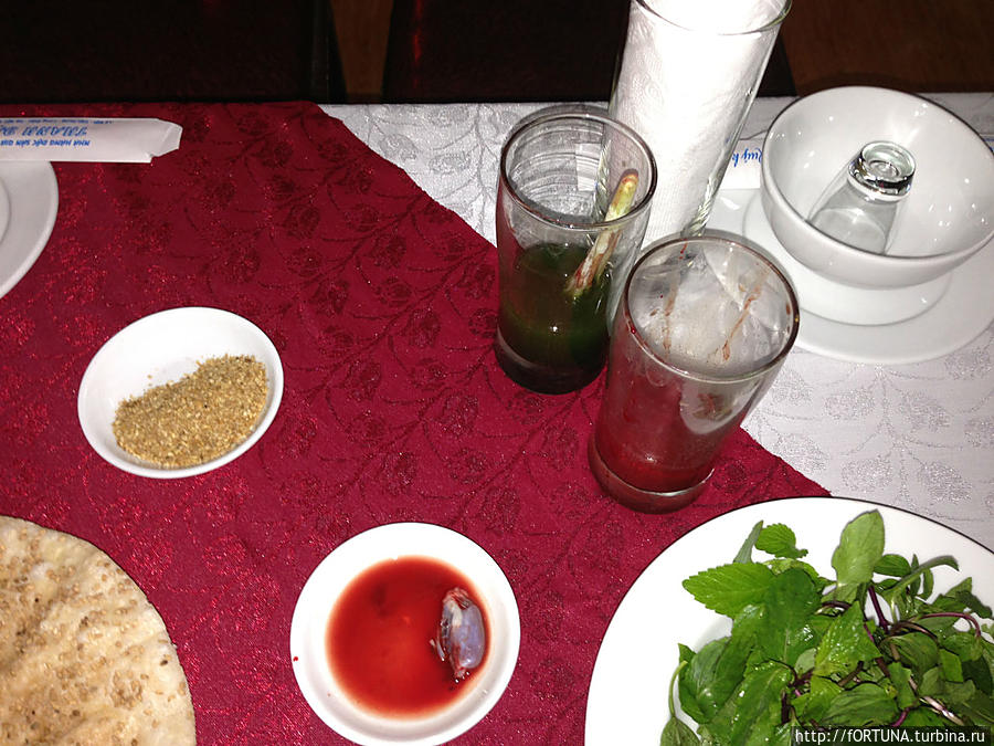 В стаканах желчь и кровь на блюдце сердце Ханой, Вьетнам