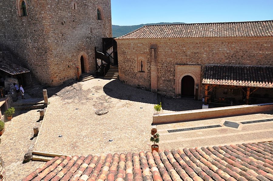 В Замок рыцарей Сантьяго Сегура-де-ла-Сьерра, Испания