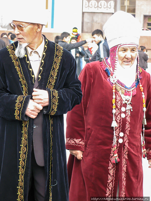 Дедушка и бабушка. Фото пересвеченное, но люди уж больно красивые. Бишкек, Киргизия