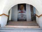 Вход в Преображенский собор, здесь расположена экспозиция, посвященная истории монастыря.