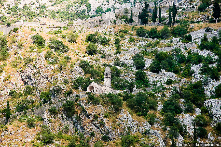 Один из горных бастионов — часовня Спасения Богородицы Котор, Черногория