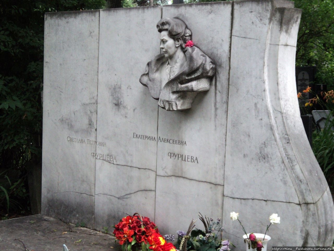 Памятник Жванецкому на Новодевичьем