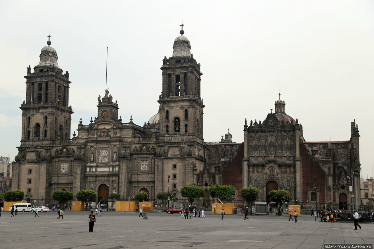 Новый большой Храм, справо старый маленький Храм Мехико, Мексика