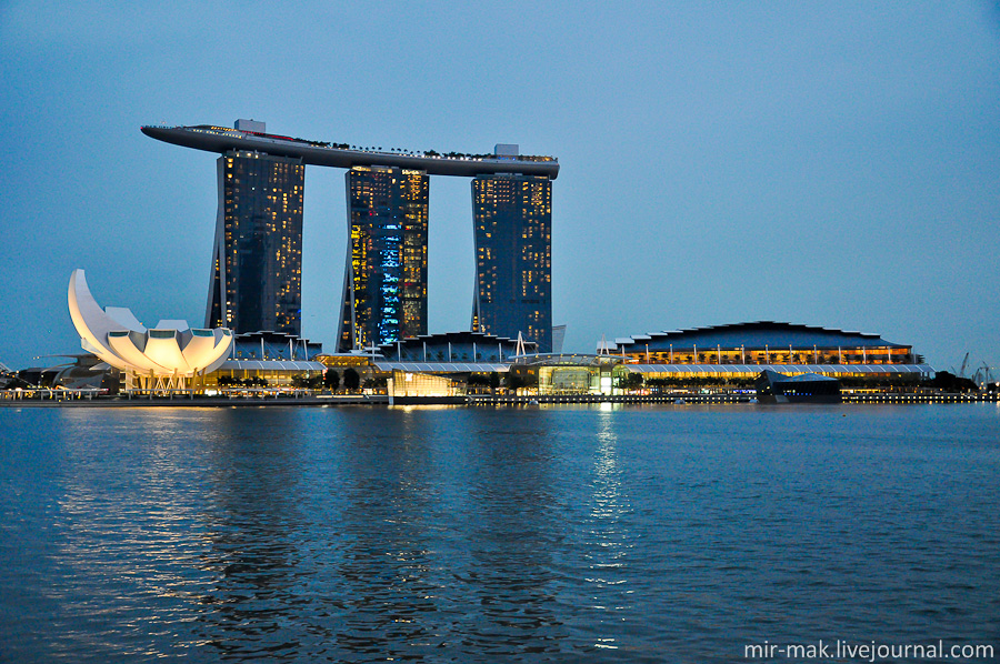 Лазерное шоу можно наблюдать с любой точки залива, и состоит оно в том, что несколько десятков разноцветных лучей прожекторов, двигаясь, раскрашивают здание отеля и ночное небо во всевозможные цвета. Сингапур (город-государство)