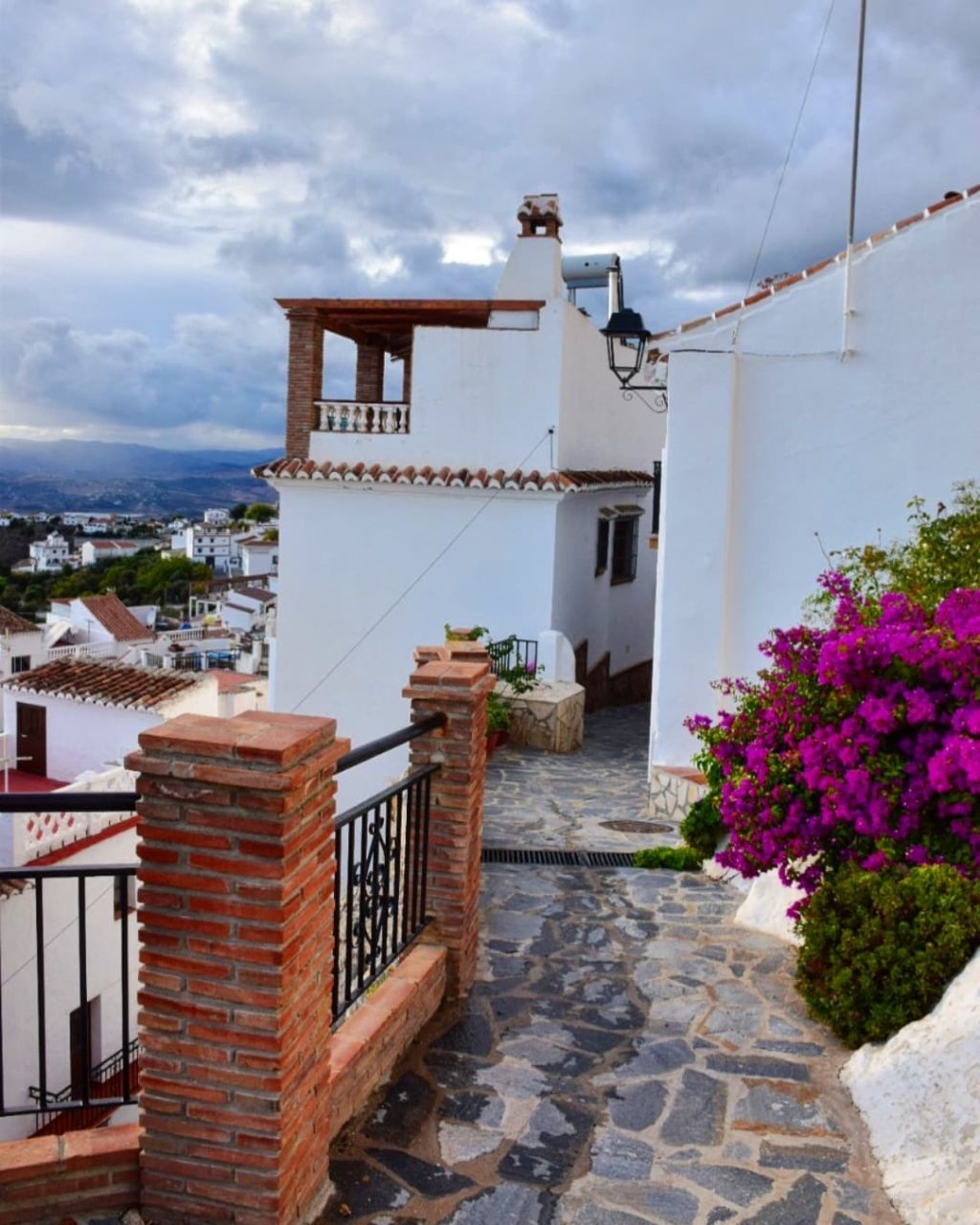 Белый городок на склоне горы Ля-Марома в Андалусии Канильяс-де-Асейтуно, Испания