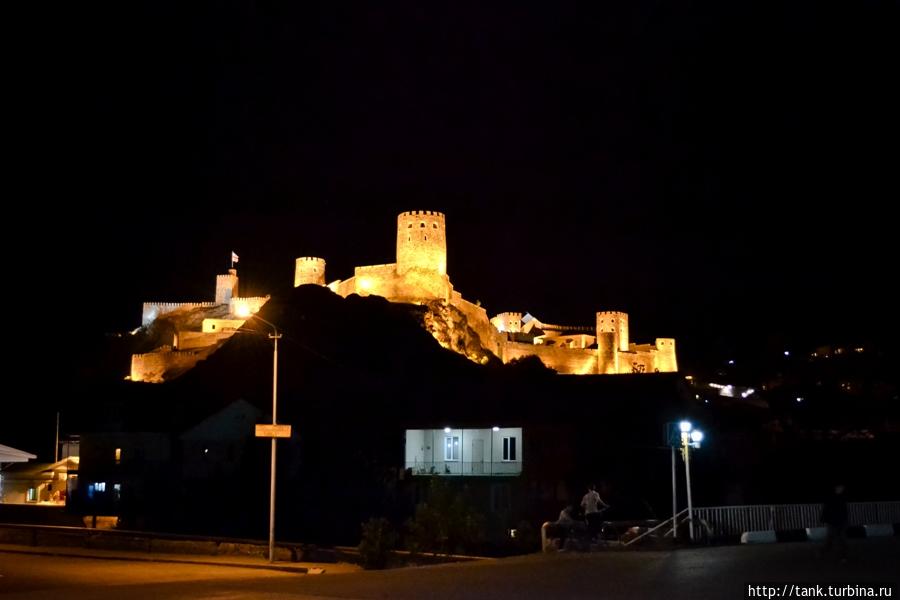 Крепость Рабат возвышающаяся на крепостной горе. Ахалцихе, Грузия