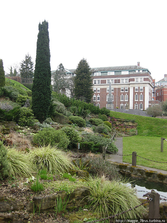 Сад Ноттингемского замка с видом на дом постройки конца 19 века, повторяющий современный вариант дома в замке Англия, Великобритания
