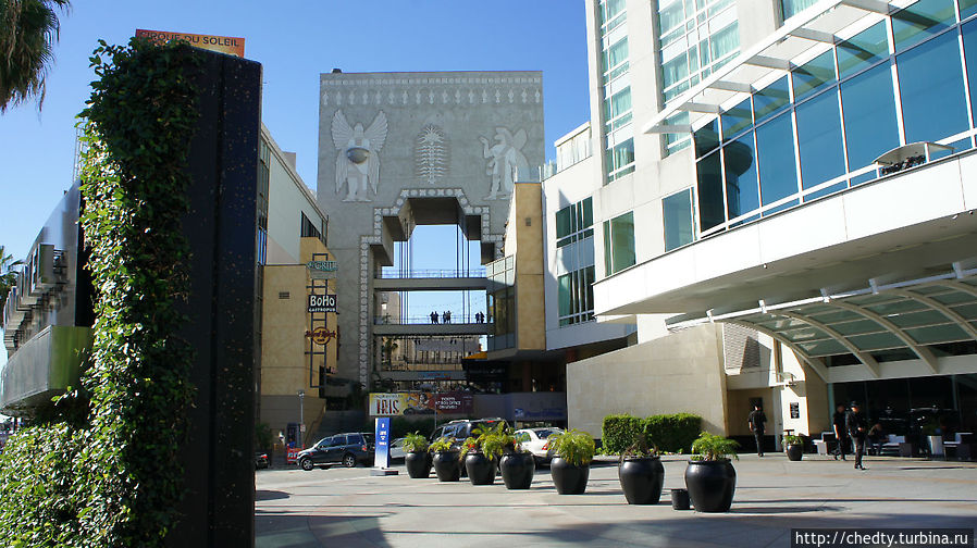 Как вы думаете зачем древние египтяне посторили эту арку? А это чтобы смотреть на надпись «HOLLYWOOD» которая находится напротив на холме Как вы думаете зачем древние египтяне посторили эту арку? А это чтобы смотреть на надпись «HOLLYWOOD» которая находится напротив на холме