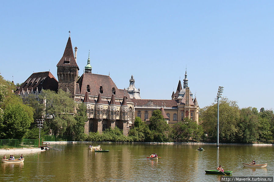 Крепость Вайдахуньяд.
Её построили к празднику тысячелетия Венгрии. Значительная часть представляет собою уменьшенную копию бывшего владения семьи Хуняди в Трансильвании, крепости Вайдахуньяд. В ней собраны все венгерские архитектурные стили (романский, готический, ренессанс и барокко). Здесь можно определить 21 элемент, оригинал которых можно найти на территории исторической Венгрии. Крепость Вайдахуньяд.
Её построили к празднику тысячелетия Венгрии. Значительная часть представляет собою уменьшенную копию бывшего владения семьи Хуняди в Трансильвании, крепости Вайдахуньяд. В ней собраны все венгерские архитектурные стили (романский, готический, ренессанс и барокко). Здесь можно определить 21 элемент, оригинал которых можно найти на территории исторической Венгрии.