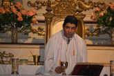 Падре во время мессы в католическом храме в Рио.