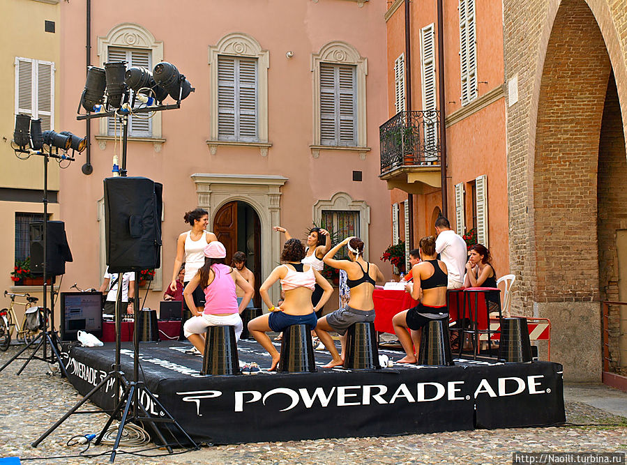Концерт живой музыки недалеко от собора Фиденза, Италия