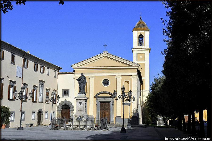Церковь Святого Августина и современная бронзовая статуя св. Бонавентура Баньореджо, Италия
