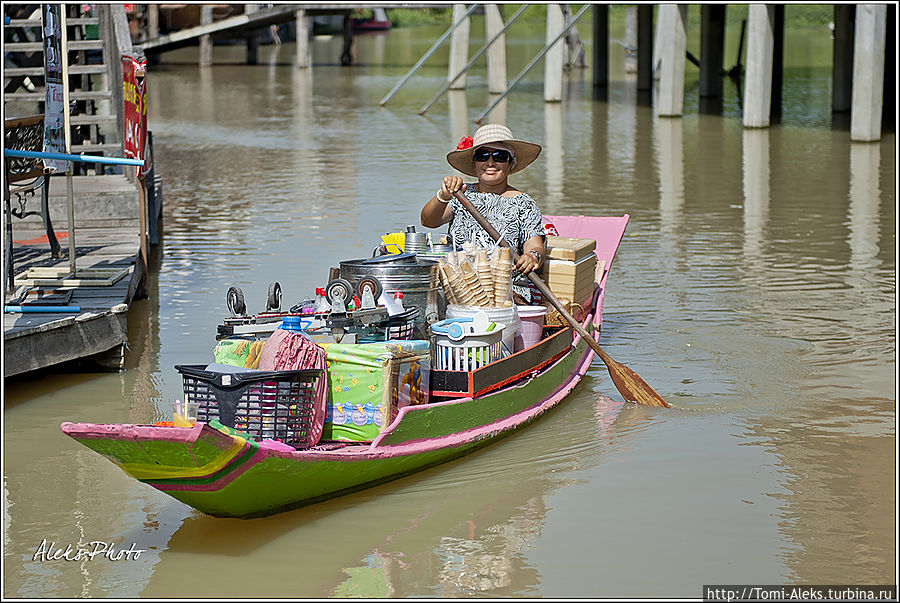 Традиционные лодки для торговли с воды...
* Паттайя, Таиланд