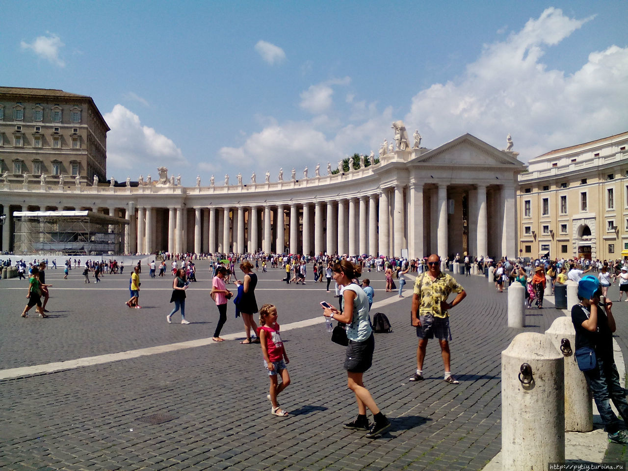 А вот какая очередь желающих попасть в Ватикан.
На фото на заднем плане Рим, Италия