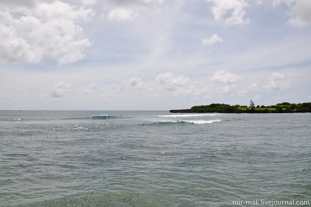 На фото видны маленькие черные точки на волнах – это серферы. Бали, Индонезия