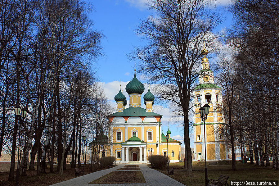 Вид собора со стороны площади Углич, Россия