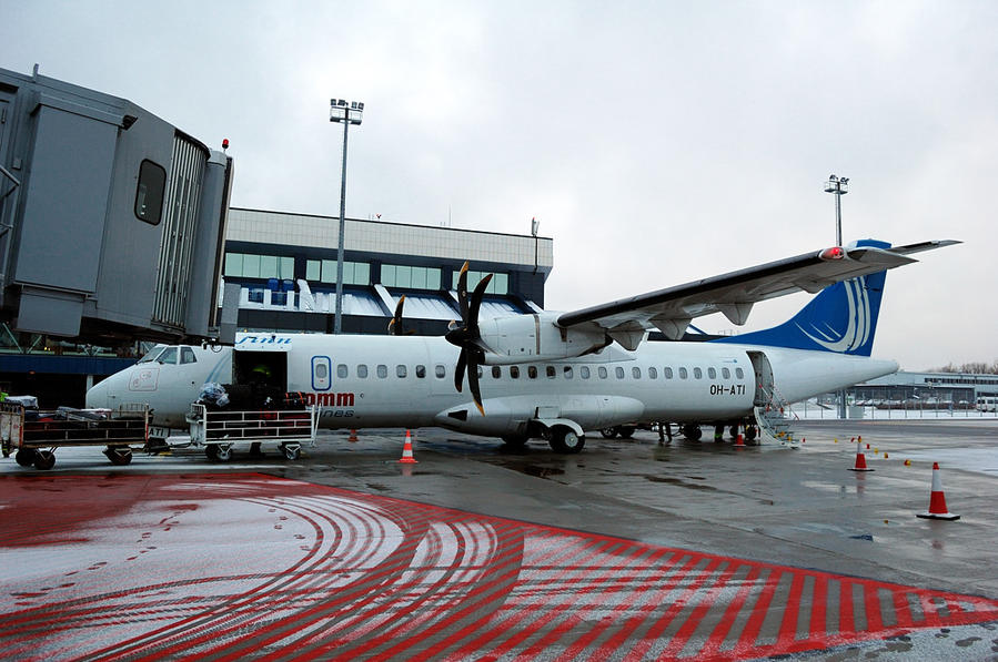 ATR-72 авиакомпании FinnComm в аэропорту Таллина Хельсинки, Финляндия