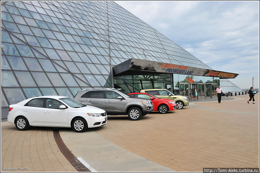 У входа в музей рок-н-ролла... У входа в музей рок-н-ролла...