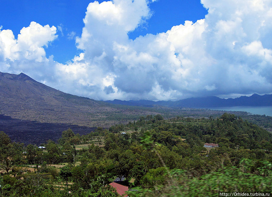 Кратерное озеро Батур на фоне вулкана Кинтамани Данау-Батур, Индонезия