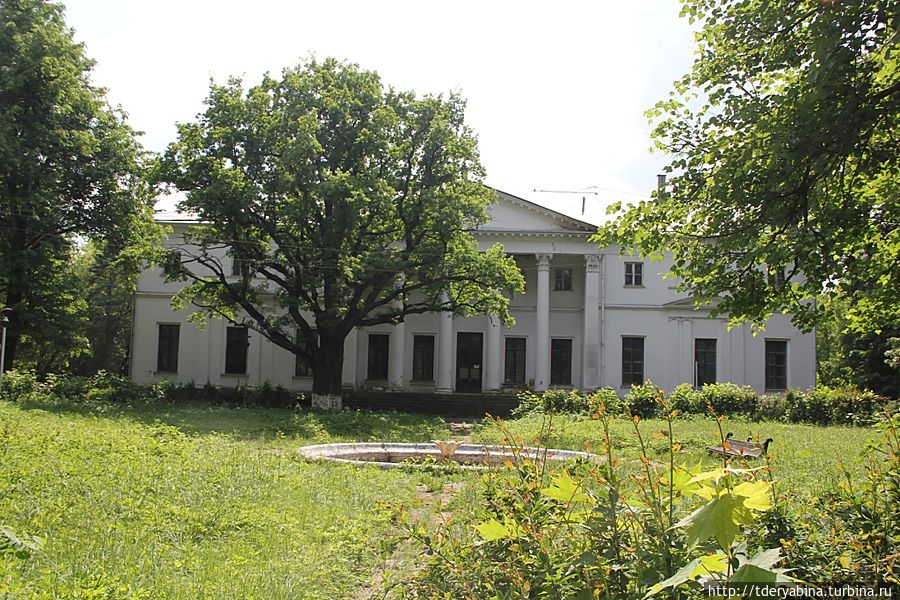 Рядом расположен усадебный ансамбль. Это главный усадебный дом. Рядом расположен усадебный ансамбль. Это главный усадебный дом.