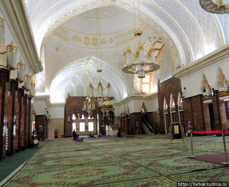 Интерьер мечети Omar Ali 