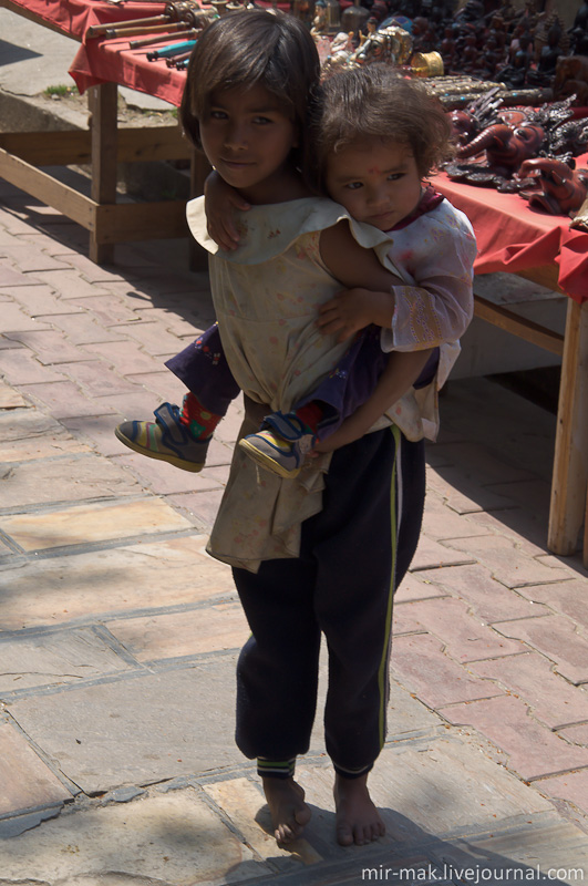 Небольшой совет: собираясь в Непал, захватите с собой каких-нибудь сладостей, небольших игрушек, пластиковой бижутерии или обычных карандашей. Тем самым Вы добавите сто очков к своей карме. Местные дети просто сияют от радости, получая небольшой подарок от проходящих мимо них туристов, особенно во время трека высоко в горах. Катманду, Непал