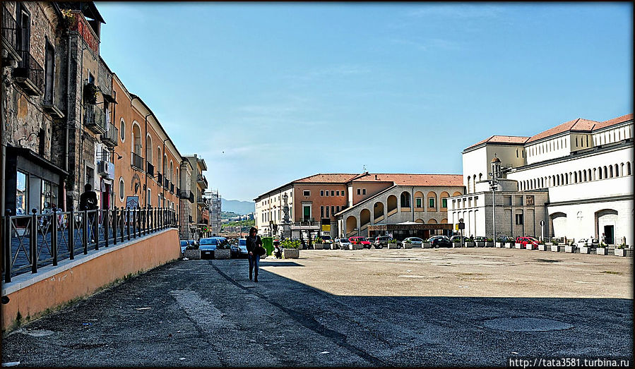 Площадь Орсини возле Кафедрального собора Беневенто, Италия