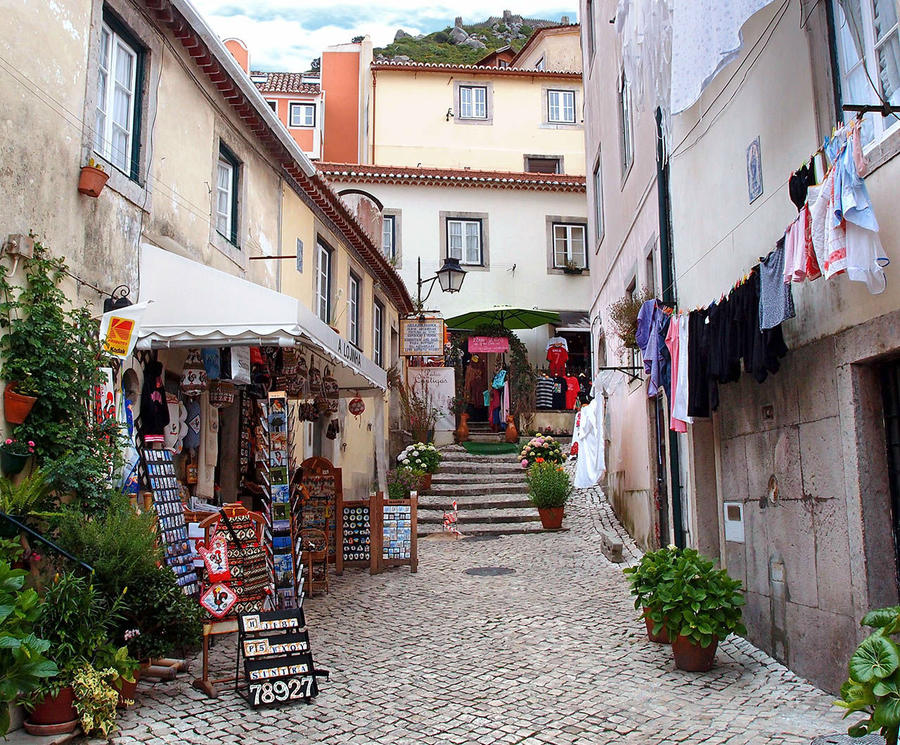 Очаровательное соседство сохнущей стирки с сувенирным магазином для туристов Синтра, Португалия