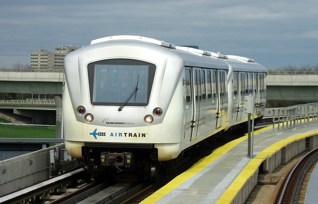 Поезд AirTrain в аэропорт