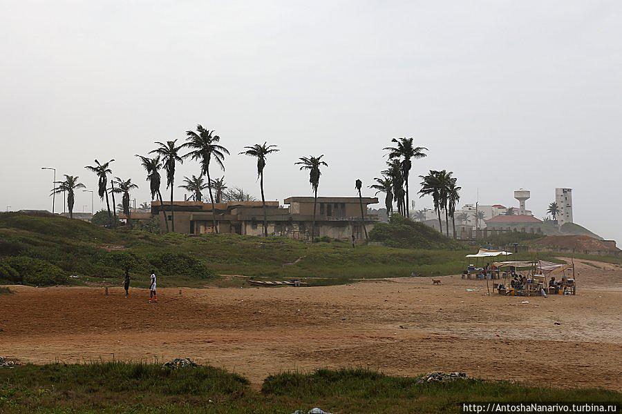 На горизонте справа виден Замок Осу, бывший Кристиансборг, построенный датчанами. Аккра, Гана