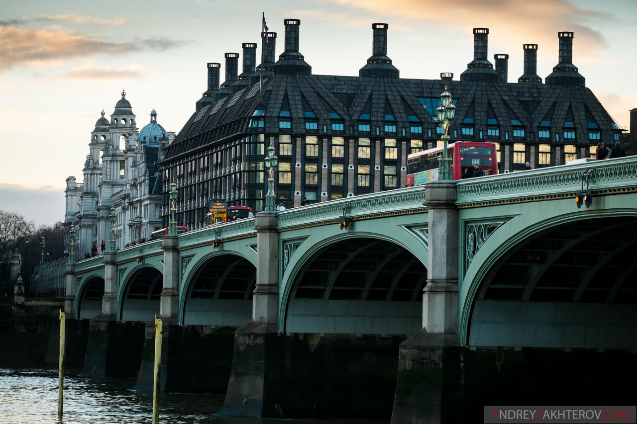 Вид через Темзу на Westminster Bridge Лондон, Великобритания
