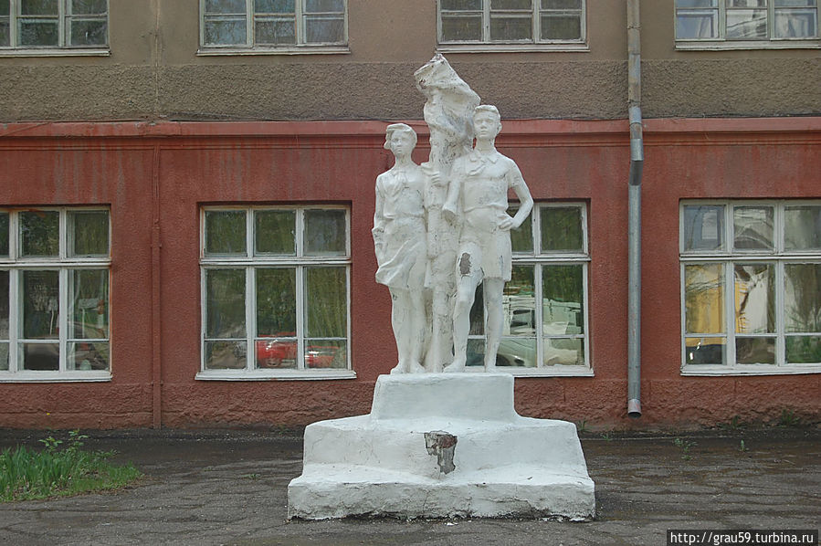 Памятник пионерам с факелом