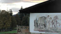 На стенах местных домов часто рисуют всякие сюжет из местного быта. На некоторых домах лыжников изображают.