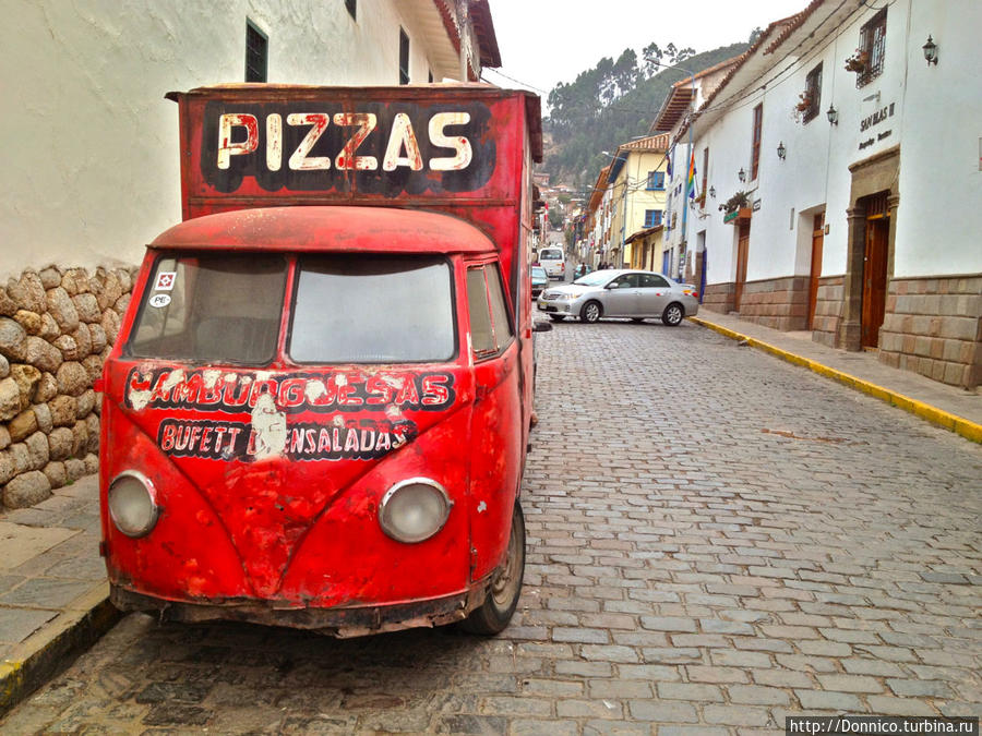 Разносчики и переносчики пиццы, гамбургеров а также салатов. надеюсь что срок давности этих блюд не так велик как этого авто... Куско, Перу
