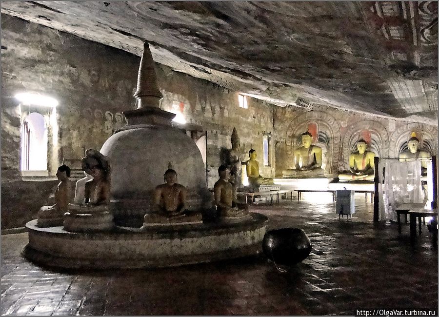 Особенно впечатлил пещерный храм  Махараджалена, датируемый 1 веком до нашей эры. Его изюминкой, на мой взгляд, является ступа в окружении 11 скульптур Будды, внешне отличающихся друг от друга. Дамбулла, Шри-Ланка