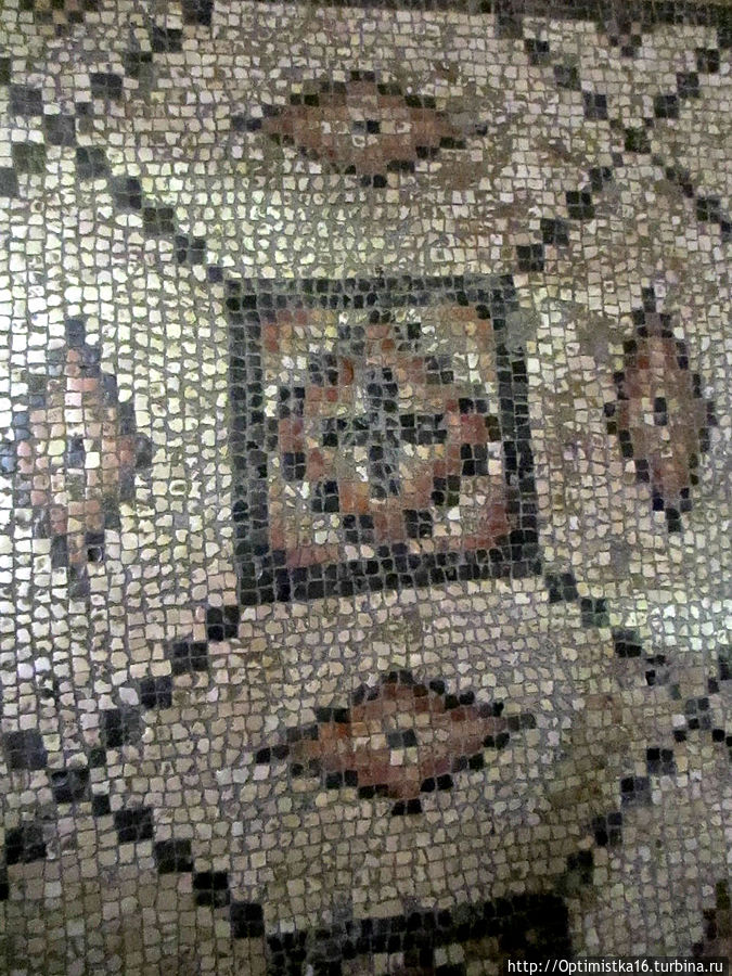 Мозаика на полу, сохранившаяся от самой первой раннехристианской церкви (видим изображение крестов на полу, которые впоследствии в V веке были запрещены) Назарет, Израиль