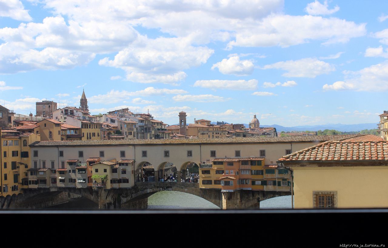 Вид на мост Понте-Веккьо из окна галерей Уффици Флоренция, Италия