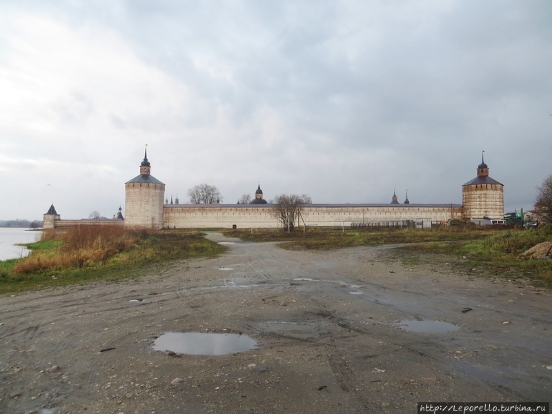 Кирилло-Белозерский монастырь под октябрьским дождем Кириллов, Россия
