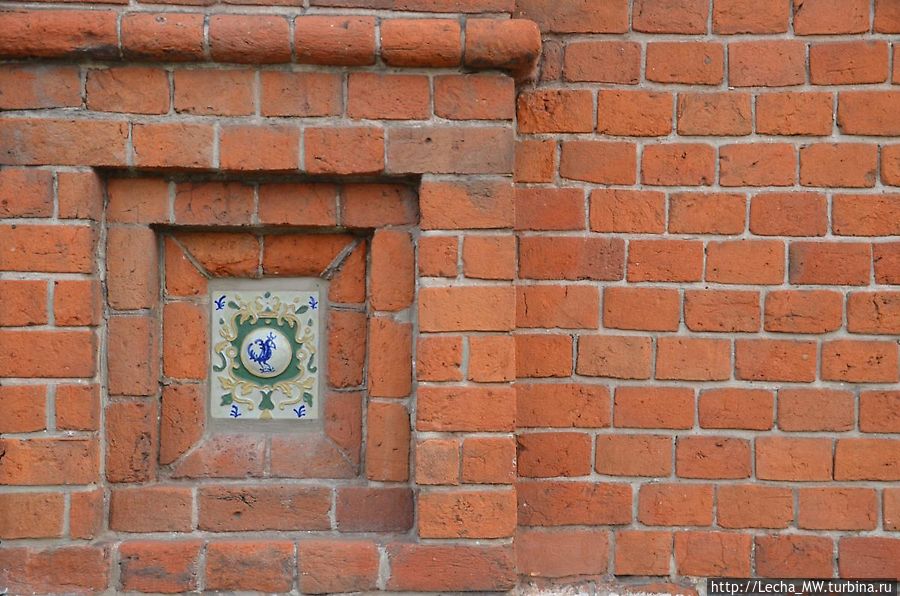 Израсцы в музейной стене Израсцы в музейной стене