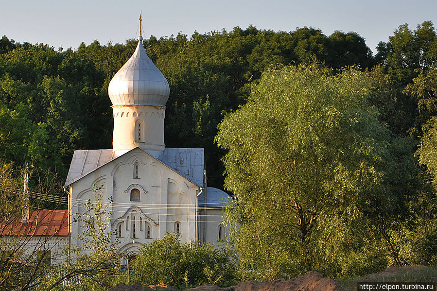 … За кольцом Окольного города, севернее от церкви Бориса и Глеба стоит Церковь Иоанна Богослова на Витке 1384 года. … За кольцом Окольного города, севернее от церкви Бориса и Глеба стоит Церковь Иоанна Богослова на Витке 1384 года.